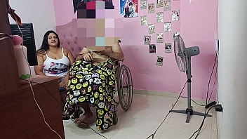 Niñera se folla a su hermanastro en cilla de ruedas