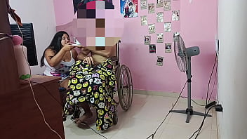 Niñera se folla a su hermanastro en cilla de ruedas