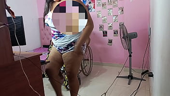 Niñera se folla a su hermanastro en cilla de ruedas