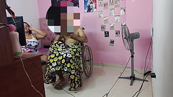 Niñera se folla a su hermanastro en cilla de ruedas