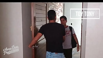 Toy tony necesita pasar el curso y por eso busca a su profesor yohel activo quien le propone la mejor manera de pasar el curso