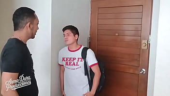 Toy tony necesita pasar el curso y por eso busca a su profesor yohel activo quien le propone la mejor manera de pasar el curso