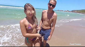 Fodendo muito na praia de nudismo no pelo com uma esposa putinha a safada tomou todo meu leite enquanto o corno filmava tudo
