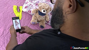 Olhei as fotos da enteada no celular