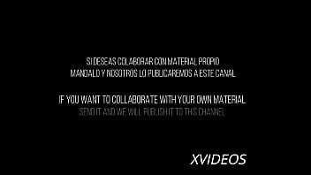 Capturando más piernas y mostrando pechos