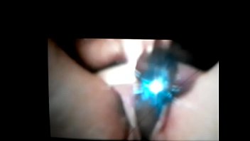 Esposa masturbando se para um macho