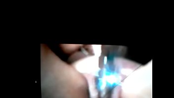 Esposa masturbando se para um macho