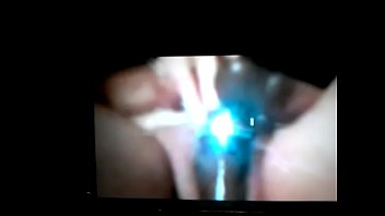 Esposa masturbando se para um macho