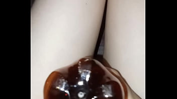 Gretala si strofina con la bottiglia