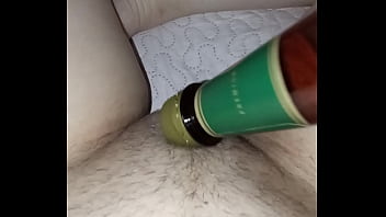 Gretala si strofina con la bottiglia