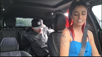 Motorista de app viaja sem calcinha no carro e deixa passageiros de pau duro