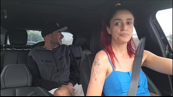 Motorista de app viaja sem calcinha no carro e deixa passageiros de pau duro