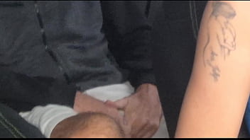 Motorista de app viaja sem calcinha no carro e deixa passageiros de pau duro