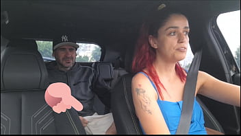 Motorista de app viaja sem calcinha no carro e deixa passageiros de pau duro