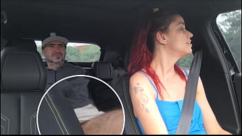 Motorista de app viaja sem calcinha no carro e deixa passageiros de pau duro