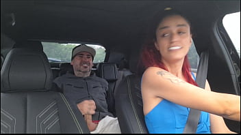 Motorista de app viaja sem calcinha no carro e deixa passageiros de pau duro