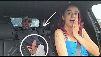 Motorista de app viaja sem calcinha no carro e deixa passageiros de pau duro