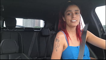 Motorista de app viaja sem calcinha no carro e deixa passageiros de pau duro