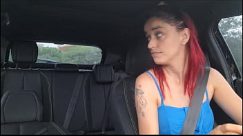 Motorista de app viaja sem calcinha no carro e deixa passageiros de pau duro