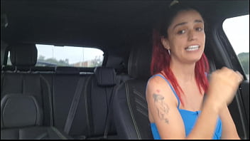 Motorista de app viaja sem calcinha no carro e deixa passageiros de pau duro