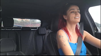 Motorista de app viaja sem calcinha no carro e deixa passageiros de pau duro