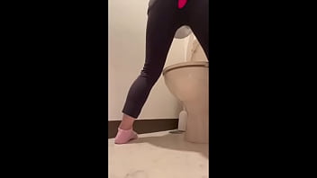 ぴっちぴちの黒スキニー履いたままおもちゃを使ってト◯レでオナニーしてたら濡れ過ぎちゃいました