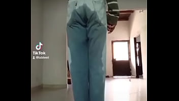 Pantalones orinados con pañal de tela y locura total con doble orgasmo