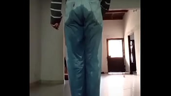 Pantalones orinados con pañal de tela y locura total con doble orgasmo