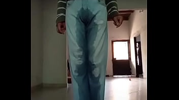 Pantalones orinados con pañal de tela y locura total con doble orgasmo