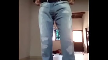 Pantalones orinados con pañal de tela y locura total con doble orgasmo