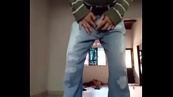 Pantalones orinados con pañal de tela y locura total con doble orgasmo