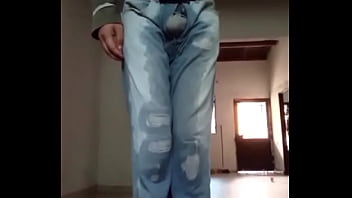 Pantalones orinados con pañal de tela y locura total con doble orgasmo