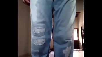 Pantalones orinados con pañal de tela y locura total con doble orgasmo