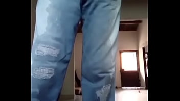 Pantalones orinados con pañal de tela y locura total con doble orgasmo