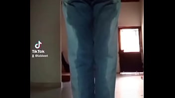 Pantalones orinados con pañal de tela y locura total con doble orgasmo