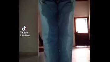 Pantalones orinados con pañal de tela y locura total con doble orgasmo