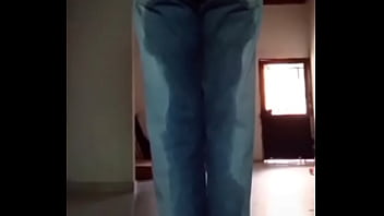 Pantalones orinados con pañal de tela y locura total con doble orgasmo