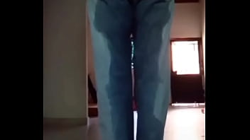 Pantalones orinados con pañal de tela y locura total con doble orgasmo