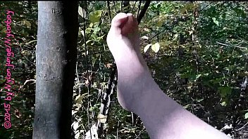 Sport Im Waldmir Tun Die Füße Wehund Ich Massiere Meine Füße In Nylon thumbnail