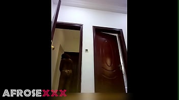 Femme de ménage sexy en sous vêtements léopard