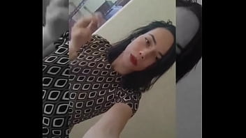 Imagine você totalmente submisso aos meus pés ajoelhado implorando migalhas da minha atenção eu fumando e deixo esv