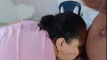 Soy una milf tan cachonda que seduzco al novio de mi hijastra con mi gran culo y hago que termine follándome y chupando su gran polla