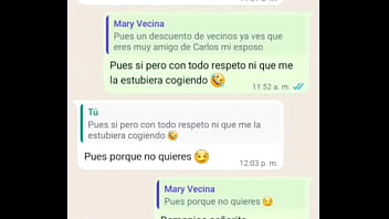 Le ayudo a probarse unos vestidos y la grabo