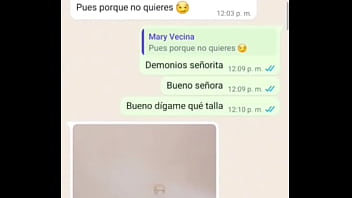 Le ayudo a probarse unos vestidos y la grabo