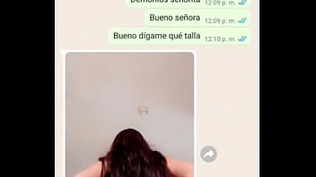 Le ayudo a probarse unos vestidos y la grabo