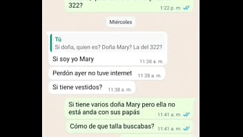 Le ayudo a probarse unos vestidos y la grabo