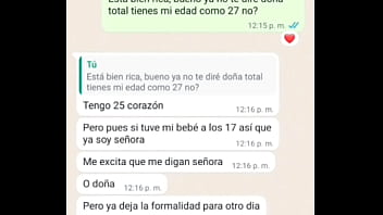 Le ayudo a probarse unos vestidos y la grabo