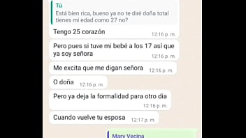 Le ayudo a probarse unos vestidos y la grabo