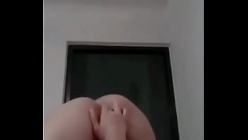 Le ayudo a probarse unos vestidos y la grabo