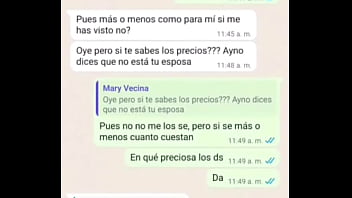Le ayudo a probarse unos vestidos y la grabo